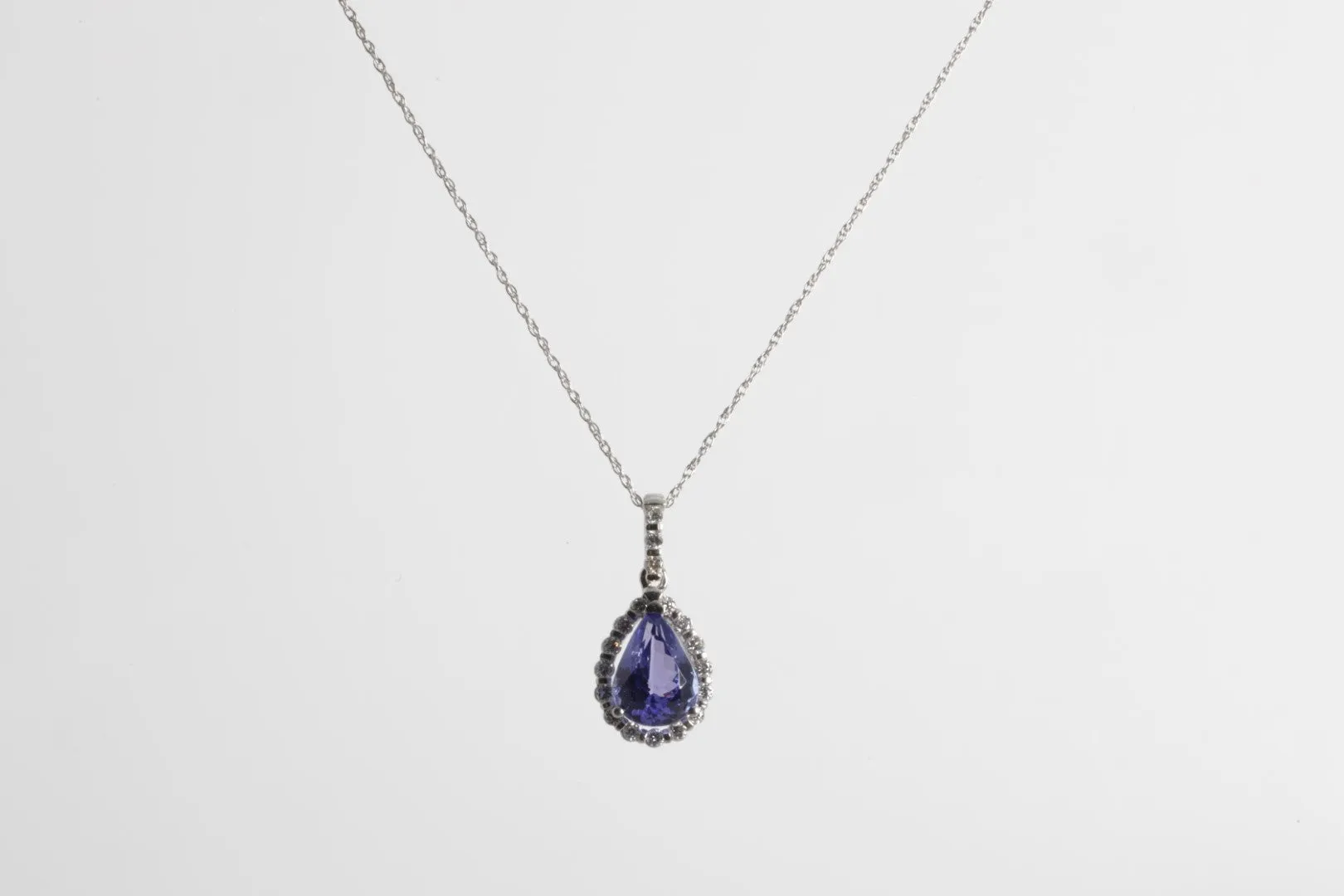 18’’ 14k White Gold 0.30ctw Diamond 1.85ctw Tanzanite Necklace (2.70g.)