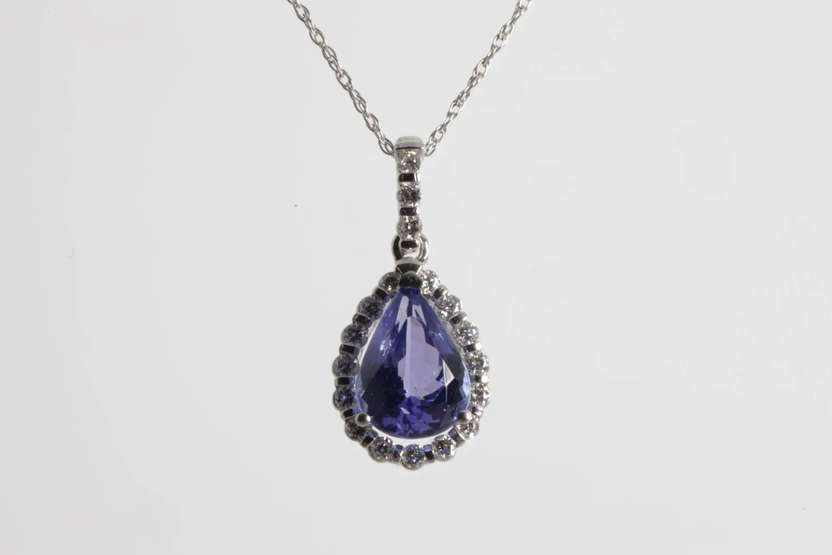 18’’ 14k White Gold 0.30ctw Diamond 1.85ctw Tanzanite Necklace (2.70g.)