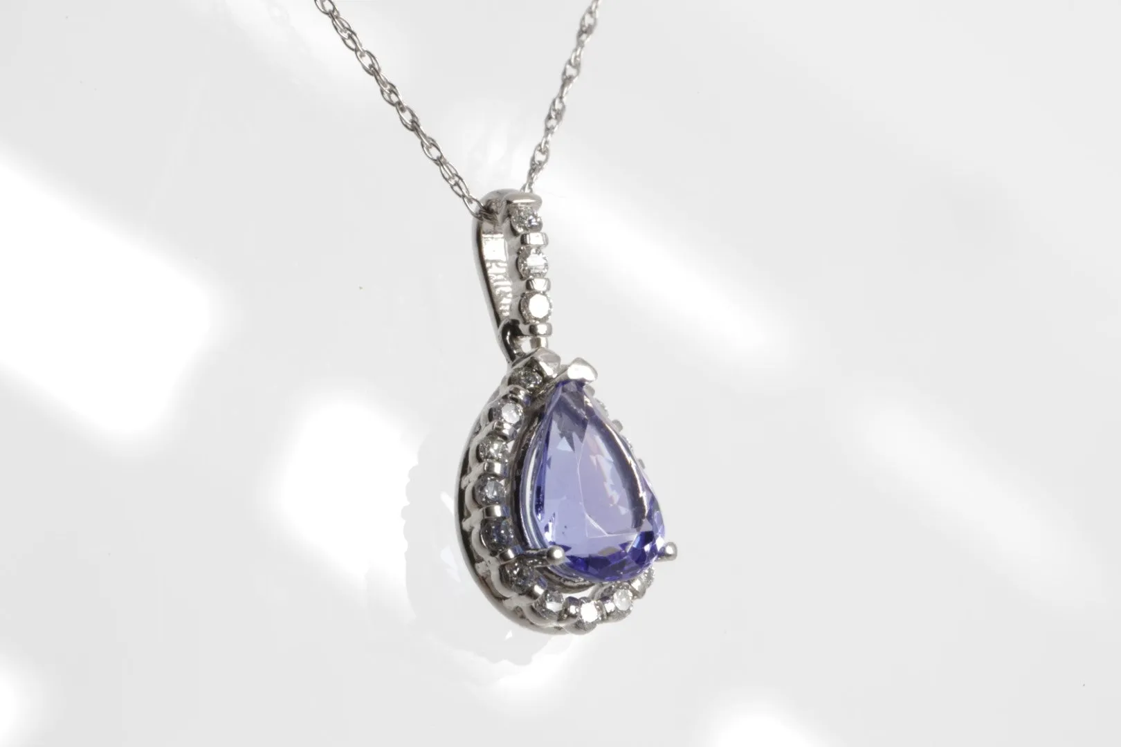 18’’ 14k White Gold 0.30ctw Diamond 1.85ctw Tanzanite Necklace (2.70g.)