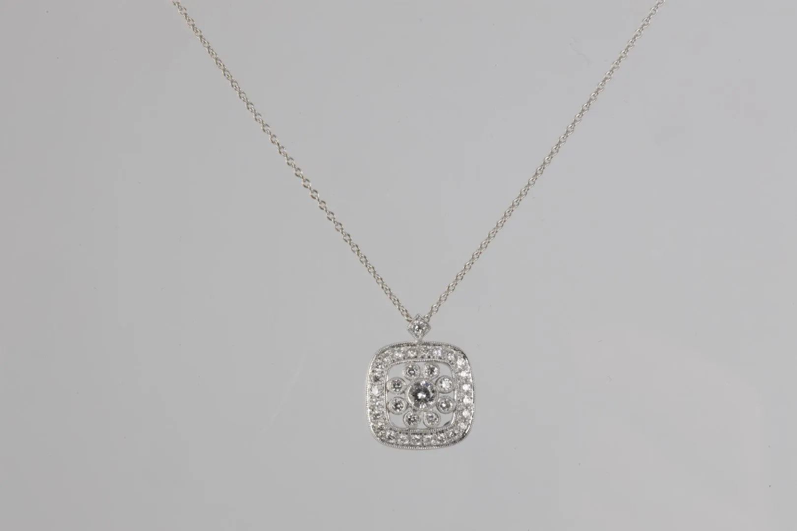 18'' 18k White Gold 0.35tcw Diamond Pendant Necklace (3.30g.)