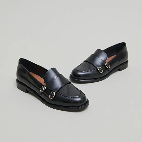 Loafers with adjustable buckles in black glazed leather