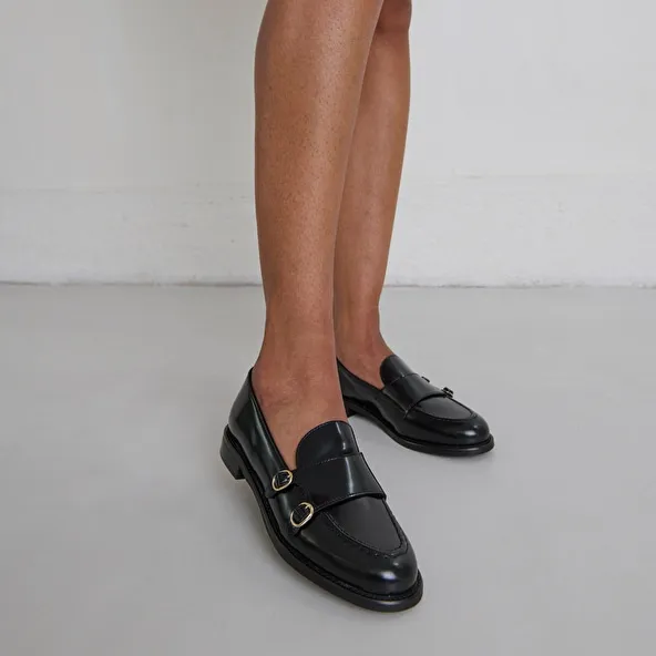 Loafers with adjustable buckles in black glazed leather