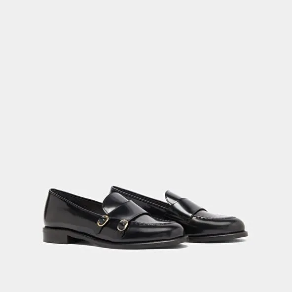 Loafers with adjustable buckles in black glazed leather