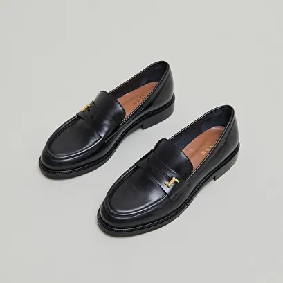 Round-toed loafers in black glazed leather