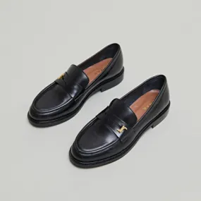 Round-toed loafers in black glazed leather