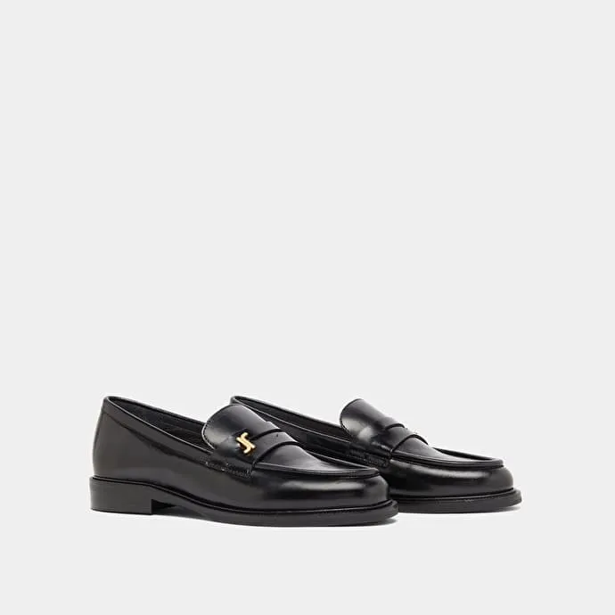 Round-toed loafers in black glazed leather