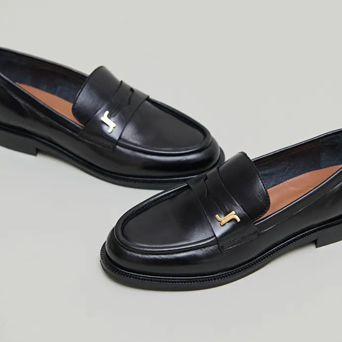 Round-toed loafers in black glazed leather