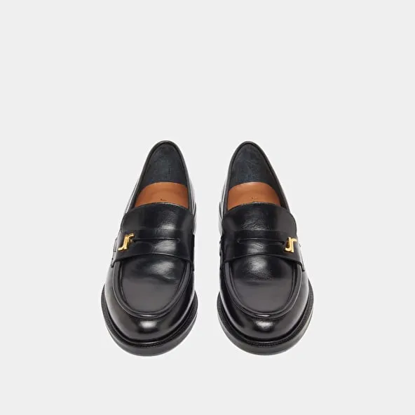 Round-toed loafers in black glazed leather